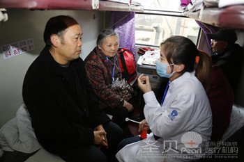 幸福老人一大怪:出门旅游带着牙医嗨9
