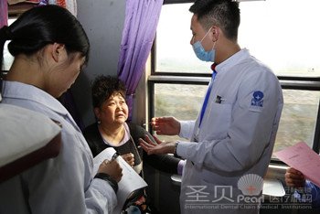 幸福老人一大怪:出门旅游带着牙医嗨10